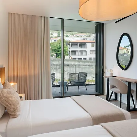 Savoy Monumentalis Iii By An Island *