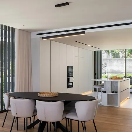 Savoy Monumentalis Iii By An Island * פונשל