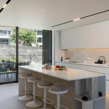 Savoy Monumentalis Iii By An Island Φουνκάλ