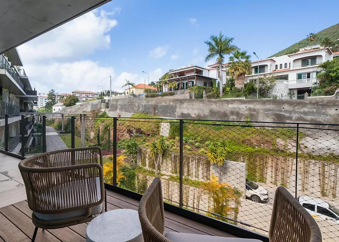 Savoy Monumentalis Iii By An Island Apartment *