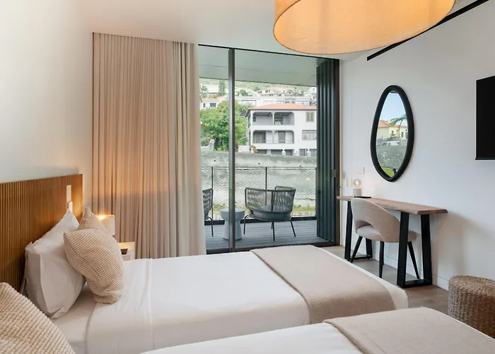 Savoy Monumentalis Iii By An Island *